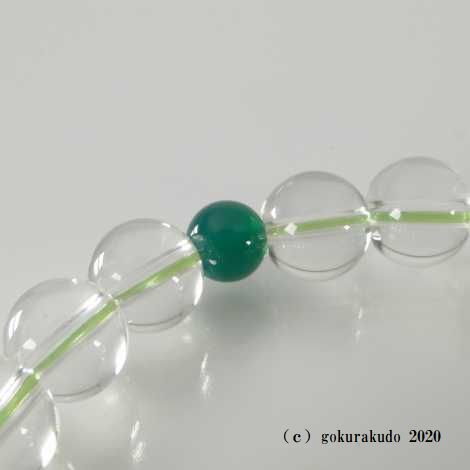 数珠ブレス 親・2天クリソーメノウ(親玉に般若心経彫り入り)、主玉透明水晶8mm、緑ゴム通し画像