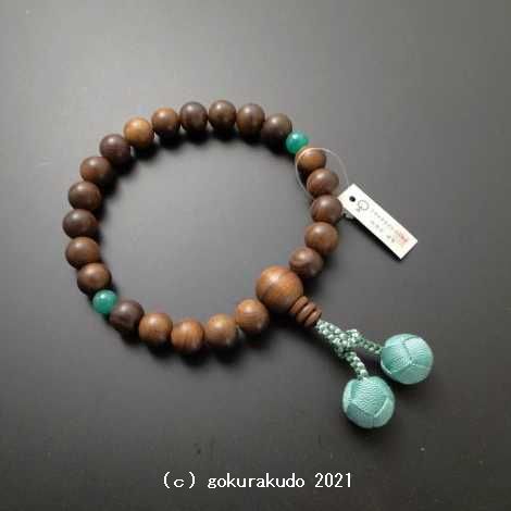 数珠 男性用 主玉(おもだま)栴檀(せんだん)22個入、2天翡翠(アベン)、利休房(とくさ色)の画像