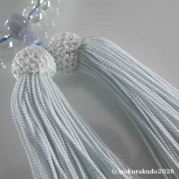 数珠 女性用 主玉透明水晶7mm、(親・２天・ボサ)カルセドニー入り 正絹頭付房（水色）の画像