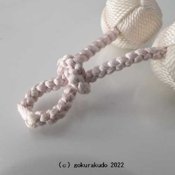 利休梵天、片手数珠用の軸つき（直径約18ｍｍ、白に近い非常に薄いピンク色、現品限り）画像