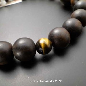 数珠 男性用 素挽き縞黒檀(主玉22個入) ２天虎目石入 正絹頭付き房（茶色）画像