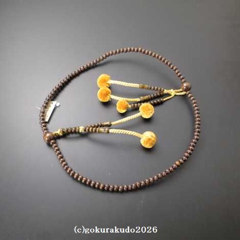 数珠 日蓮宗・法華宗 総紅梅 尺 金茶色菊房 [紙箱入り]の画像