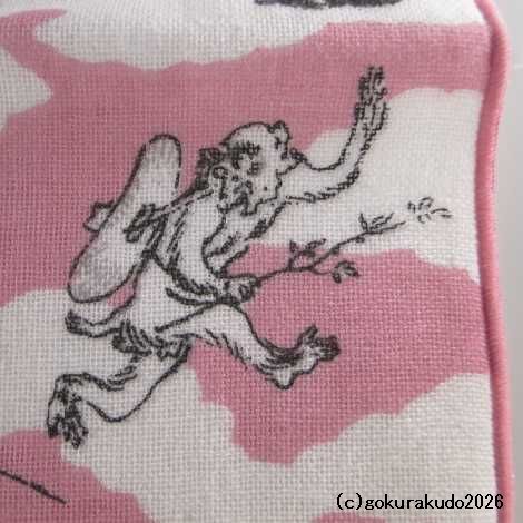 ガーゼタオルハンカチ 鳥獣人物戯画（猿追い）ピンクの画像