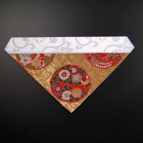 三角打敷き（金襴の布）100代　金地上錦（朱系色）1-H の画像