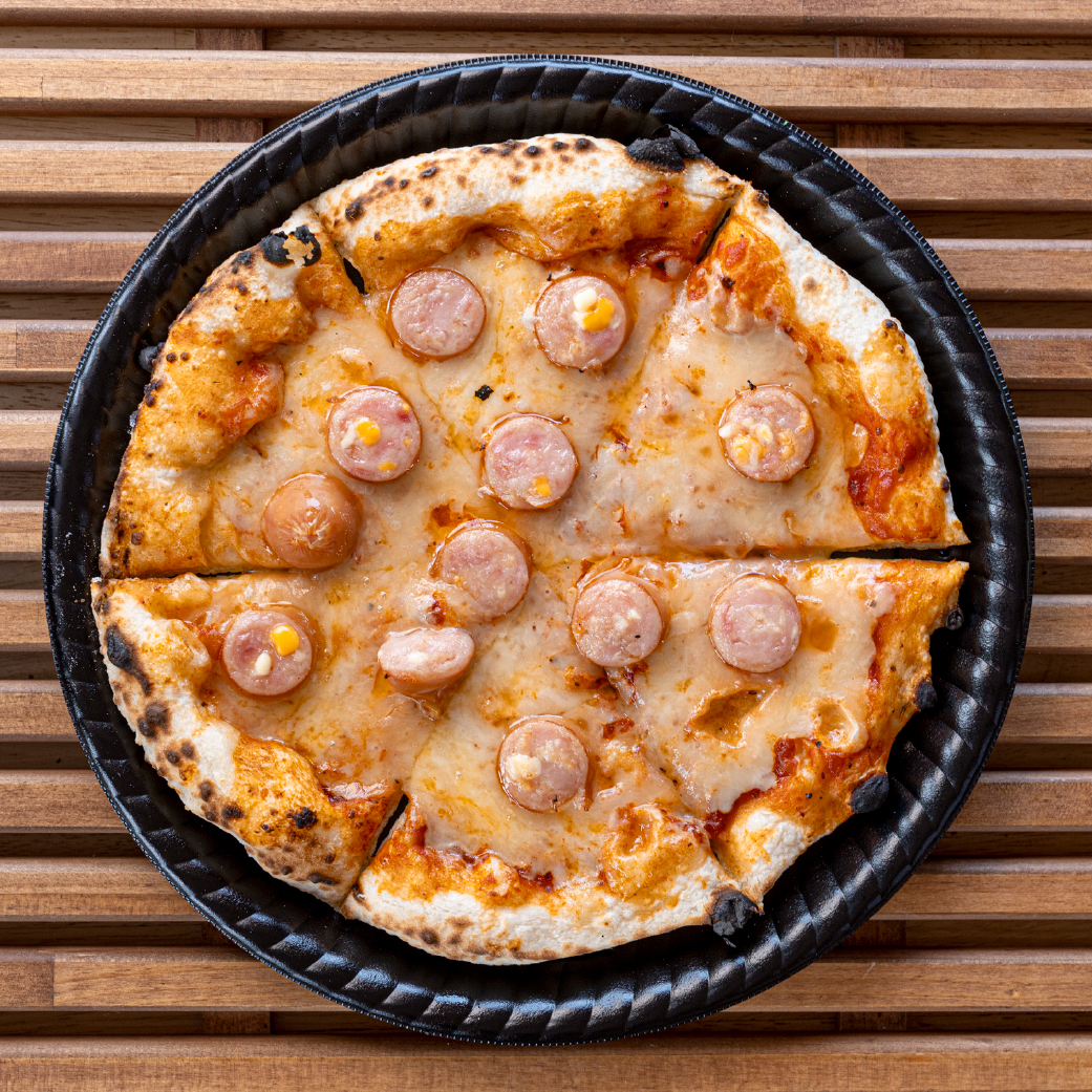 パン屋さんの長時間発酵ピザ　あらびきフランクチーズ画像