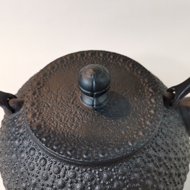 岩鋳　南部鐵器　鉄瓶 9型平丸亀甲　黒焼付の画像