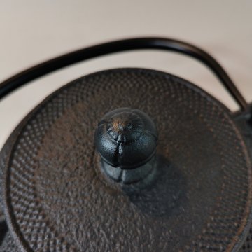 岩鋳　南部鐵器　鉄瓶 7型アラレ　IH対応　黒焼付　0.9ℓの画像
