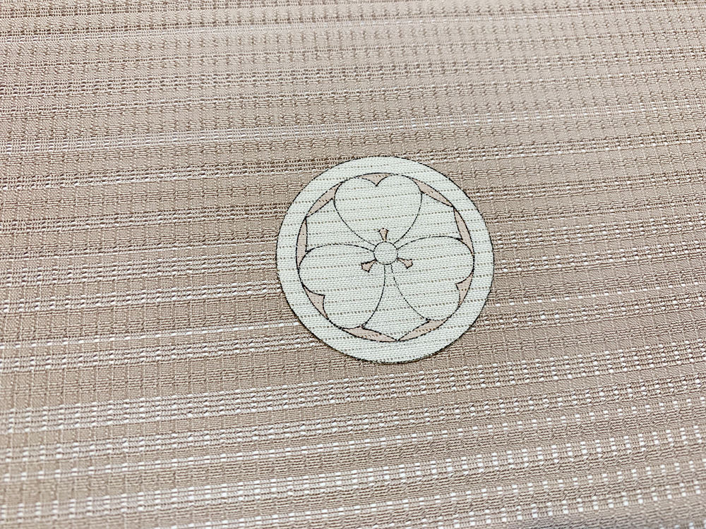 【男性・女性・子ども用】　絽（夏用）色紋 貼り紋[素材：絹（シルク）] 黒地以外の色の着物などに＜剥がせるタイプ＞　6枚入り　※ご希望の家紋を指定して注文ができますの画像