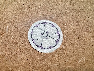 【男性・女性・子ども用】　夏用（絽）色紋 アイロン定着 貼り紋[素材：ポリエステル] 黒地以外の色の着物などに＜がっちりアイロン定着タイプ＞　6枚入り　※ご希望の家紋を指定して注文ができますの画像