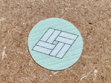 【男性・女性・子ども用】　夏用（絽）色紋 アイロン定着 貼り紋[素材：ポリエステル] 黒地以外の色の着物などに＜がっちりアイロン定着タイプ＞　6枚入り　※ご希望の家紋を指定して注文ができますの画像