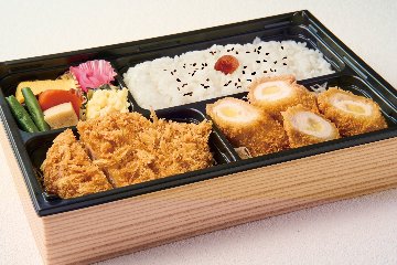 ロースカツとチキンチーズカツ弁当の画像