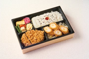 ロースカツとチキンチーズカツ弁当の画像