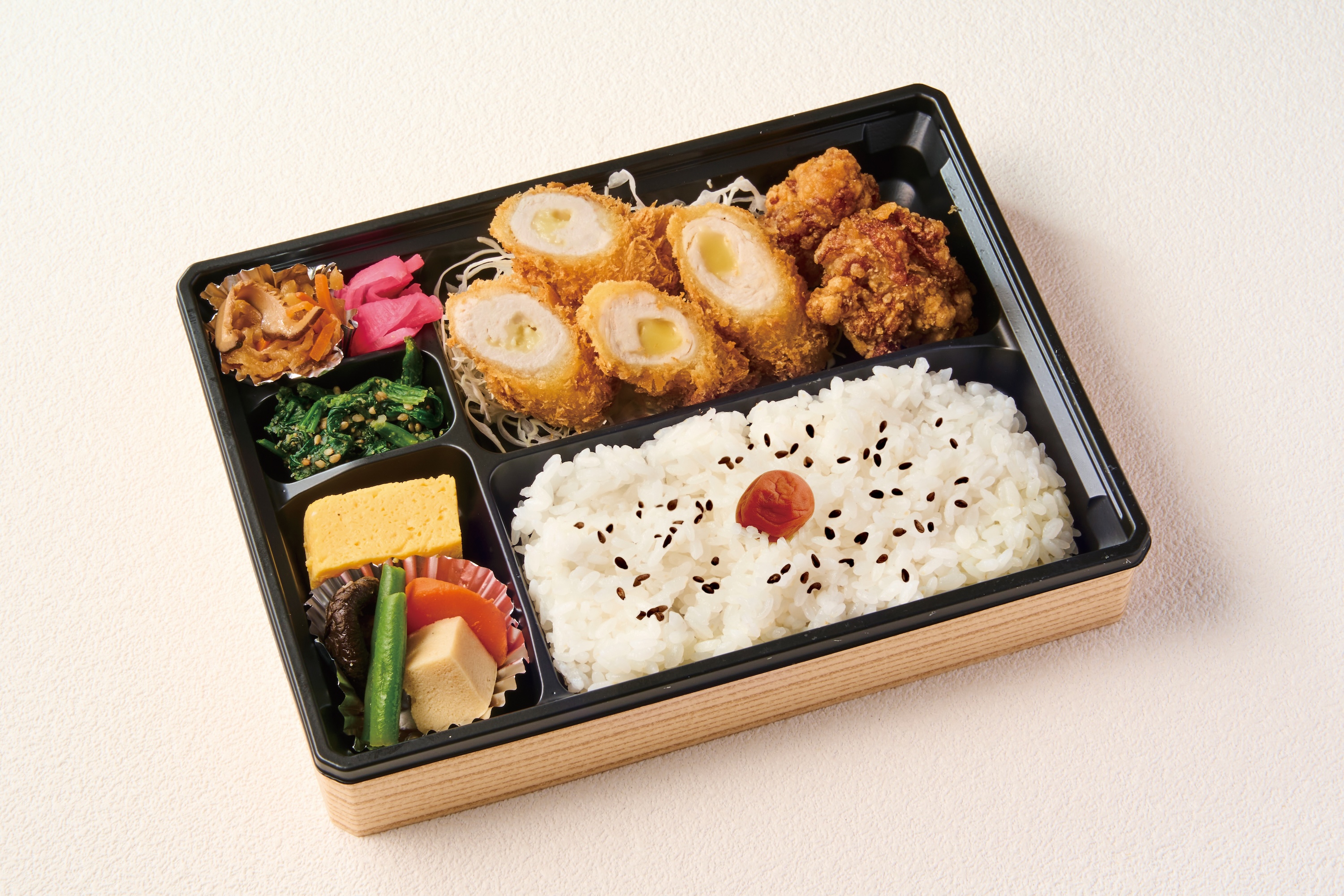 チキンチーズカツと鶏からあげ弁当の画像