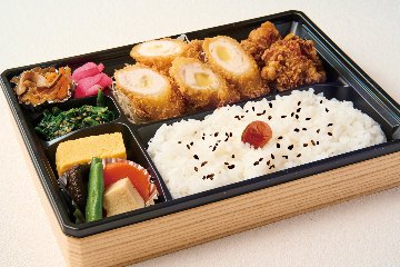 チキンチーズカツと鶏からあげ弁当の画像