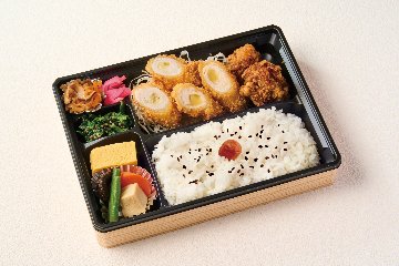 チキンチーズカツと鶏からあげ弁当の画像