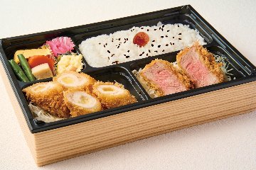 上ヒレカツとチキンチーズカツ弁当の画像