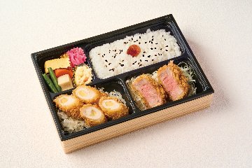 上ヒレカツとチキンチーズカツ弁当の画像