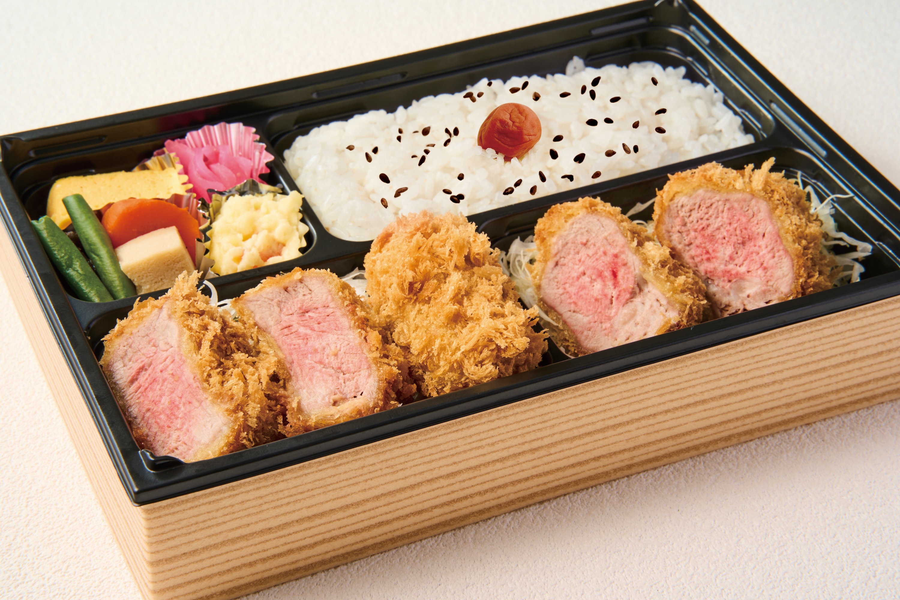 上ヒレカツとメンチカツ弁当の画像
