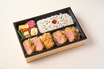 上ヒレカツとメンチカツ弁当の画像