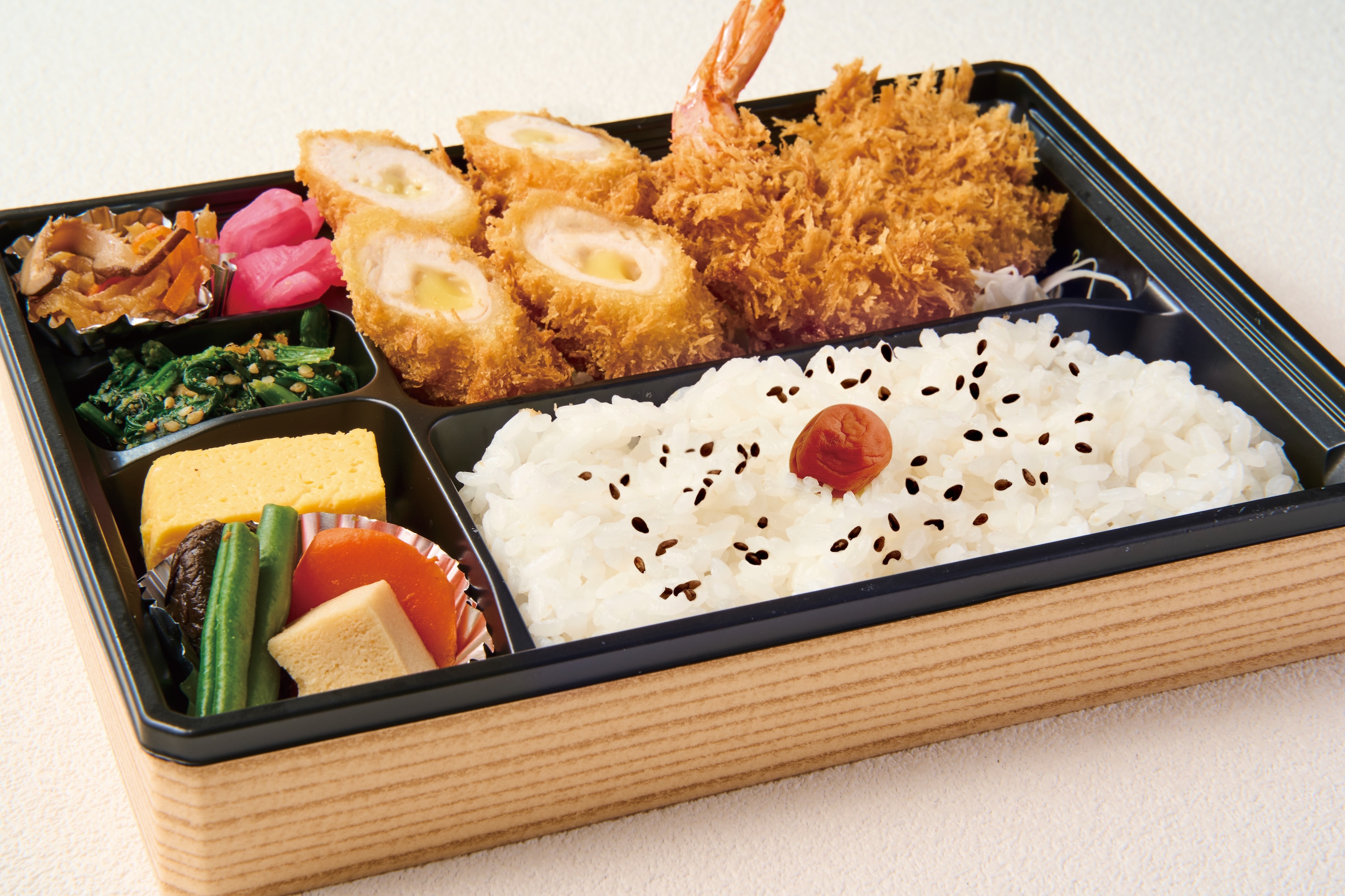 チキンチーズカツ・エビ・ヒレカツ弁当の画像