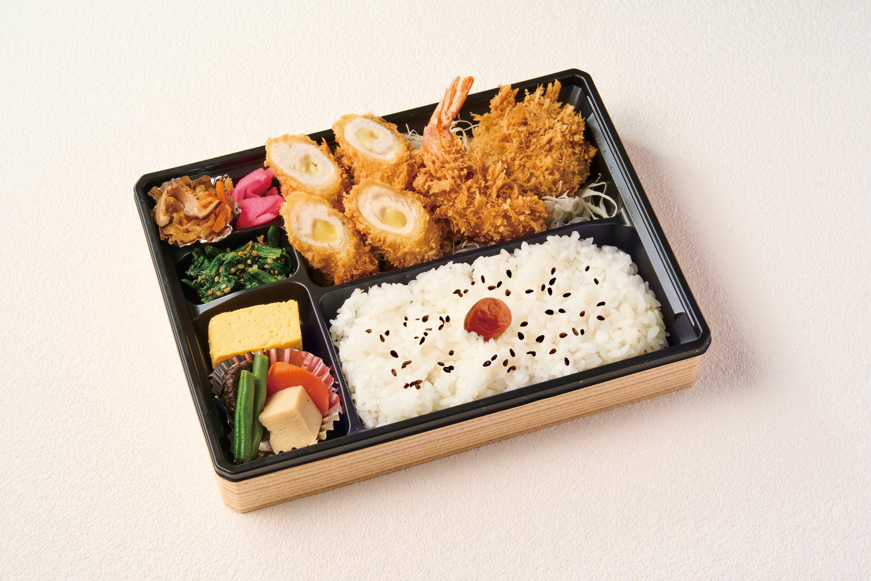 チキンチーズカツ・エビ・ヒレカツ弁当の画像