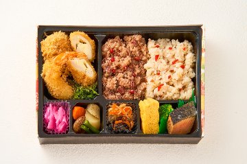 2種ごはんのミックスフライ弁当の画像