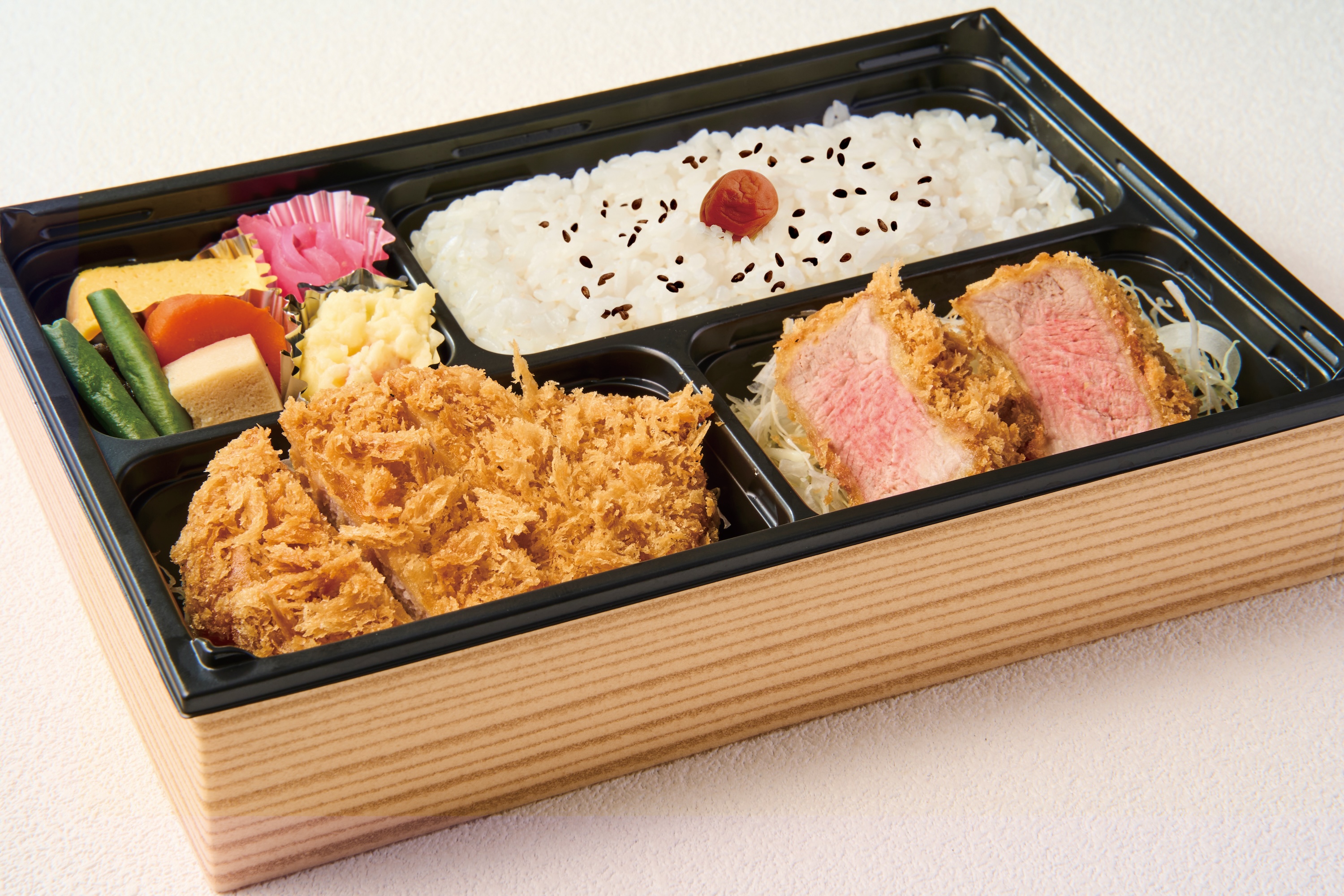 ロースカツと上ヒレカツ弁当の画像