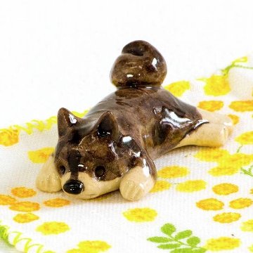 豆屋　箸置き（柴犬　ゴマ　ふせ）の画像