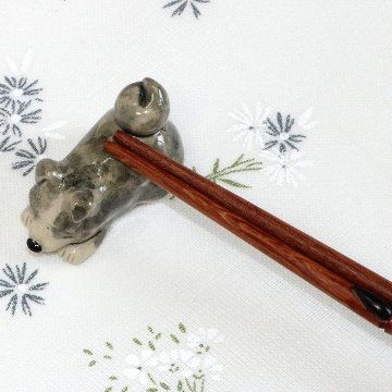 豆屋　箸置き（秋田犬　仔犬　トラグレイ　ふせ）の画像