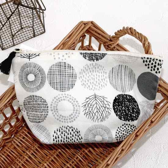 Laflor 舟形ポーチ　北欧風ドット　ブラックの画像