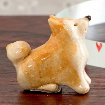 豆屋　箸置き（秋田犬　おすわり）の画像