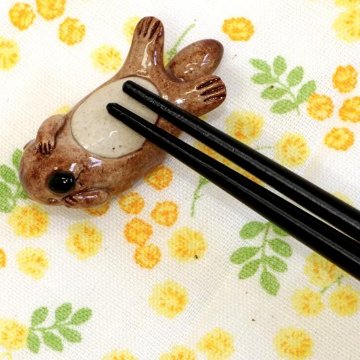 豆屋　箸置き（ラッコ　よこ）の画像