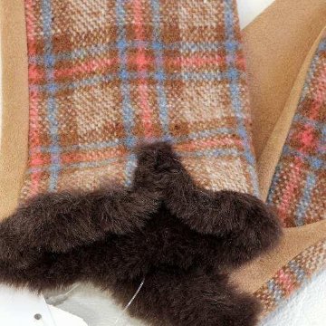 袖口ファー　チェック手袋の画像
