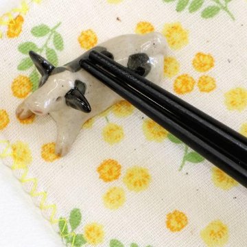 豆屋　箸置き（仔うし　ねころび）の画像