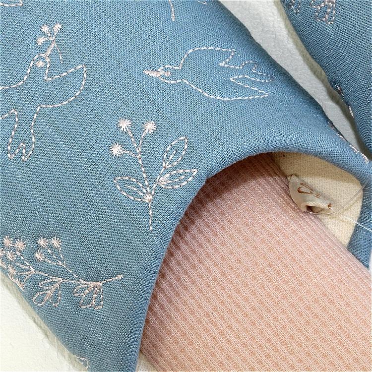 ハノカ　線画刺繍スリッパ　サックス　約23～24.5cmの画像