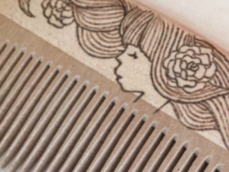 【2015年クリスマスギフト】椿櫛・焦がし絵　～kaeruru～の画像