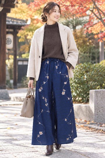 和柄ワイドパンツ　[花綴り 紺]　日本製の画像