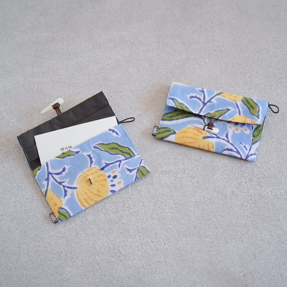 手付き茶箱 に 小棗 小茶碗2個 茶筅3本 茶杓2本