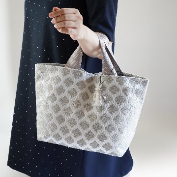 モロッカントートバッグ　うさぎチャームつきの画像