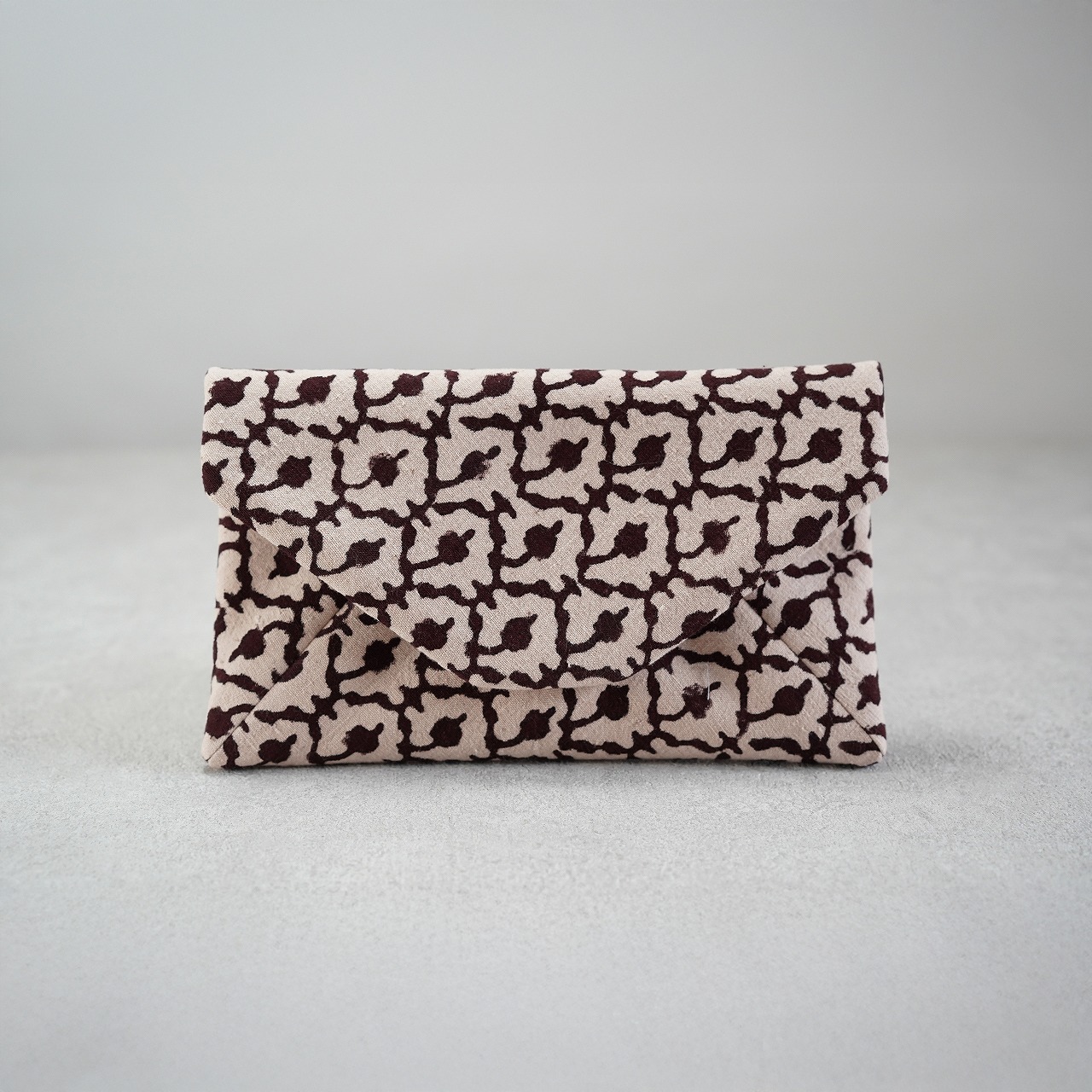 数寄屋袋33　高橋尚子さんのインド型押し更紗　蔓草文　茶の画像