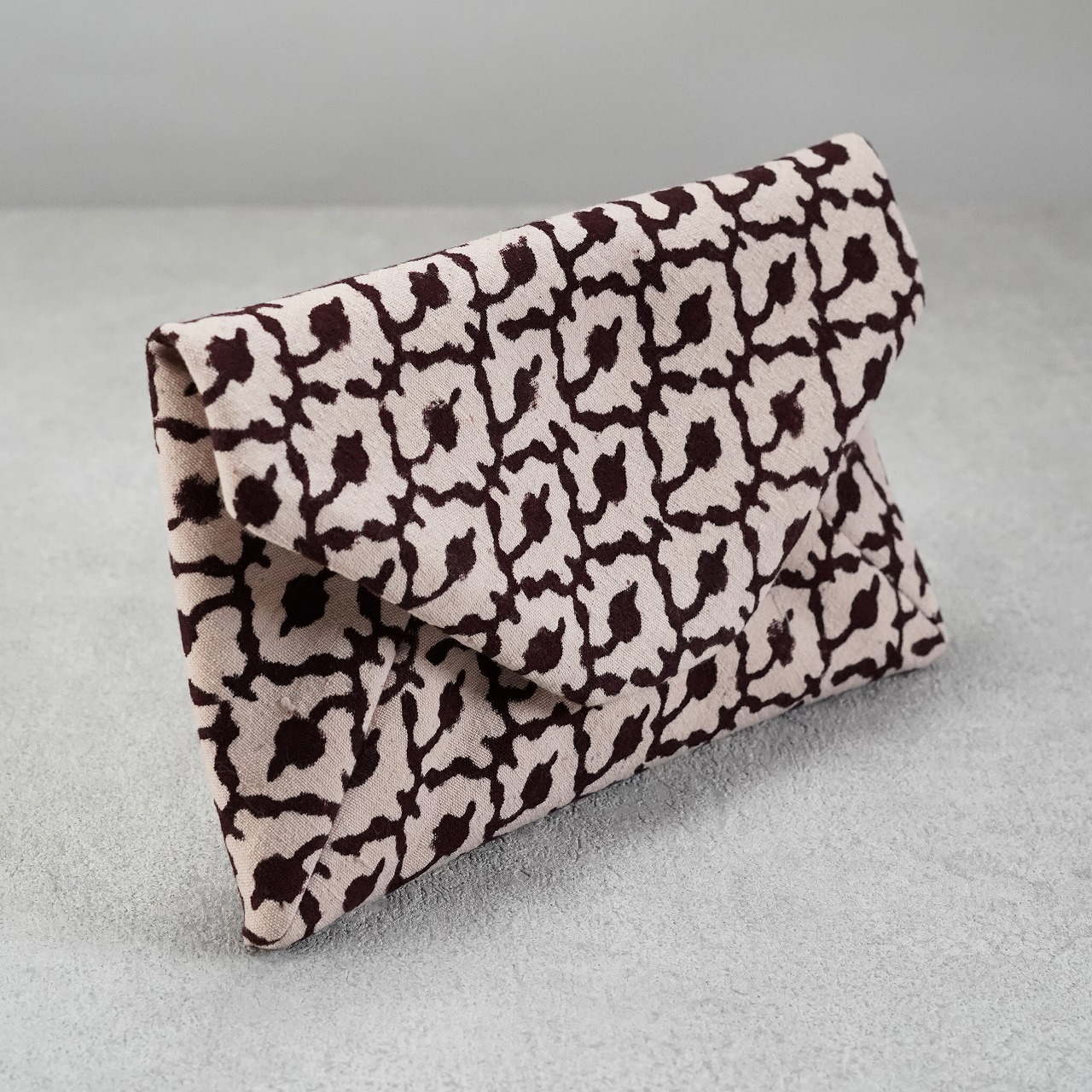 数寄屋袋33　高橋尚子さんのインド型押し更紗　蔓草文　茶の画像