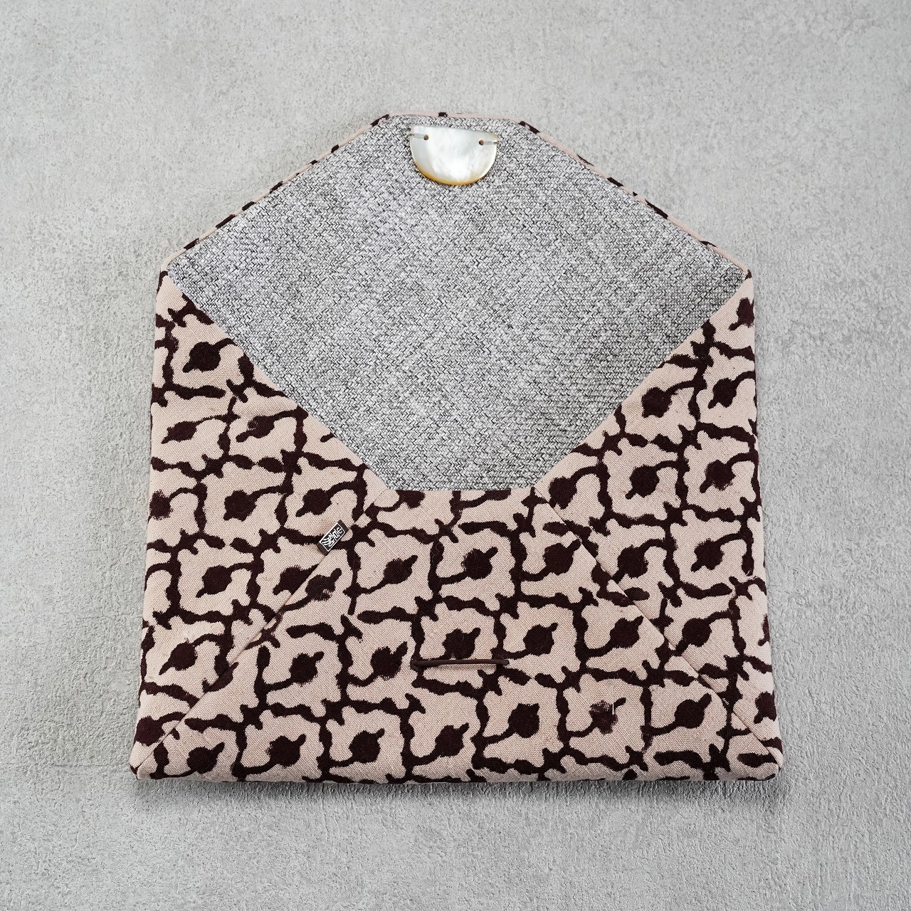 数寄屋袋33　高橋尚子さんのインド型押し更紗　蔓草文　茶の画像