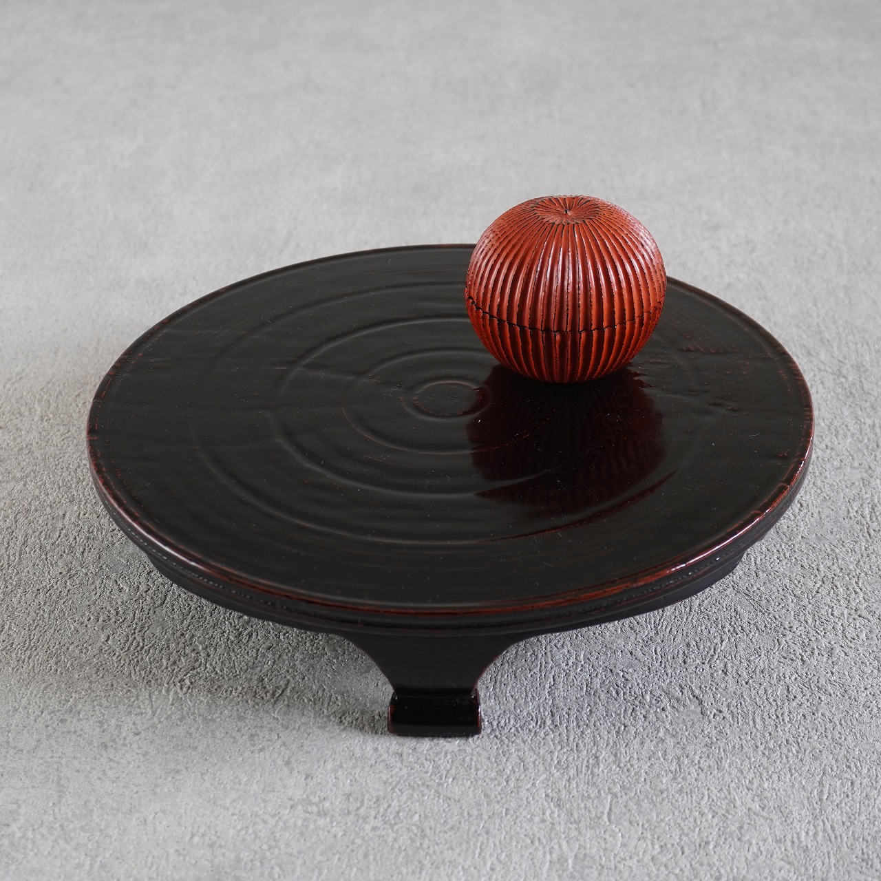 黒根来三つ足盤　6寸（18cm）の画像