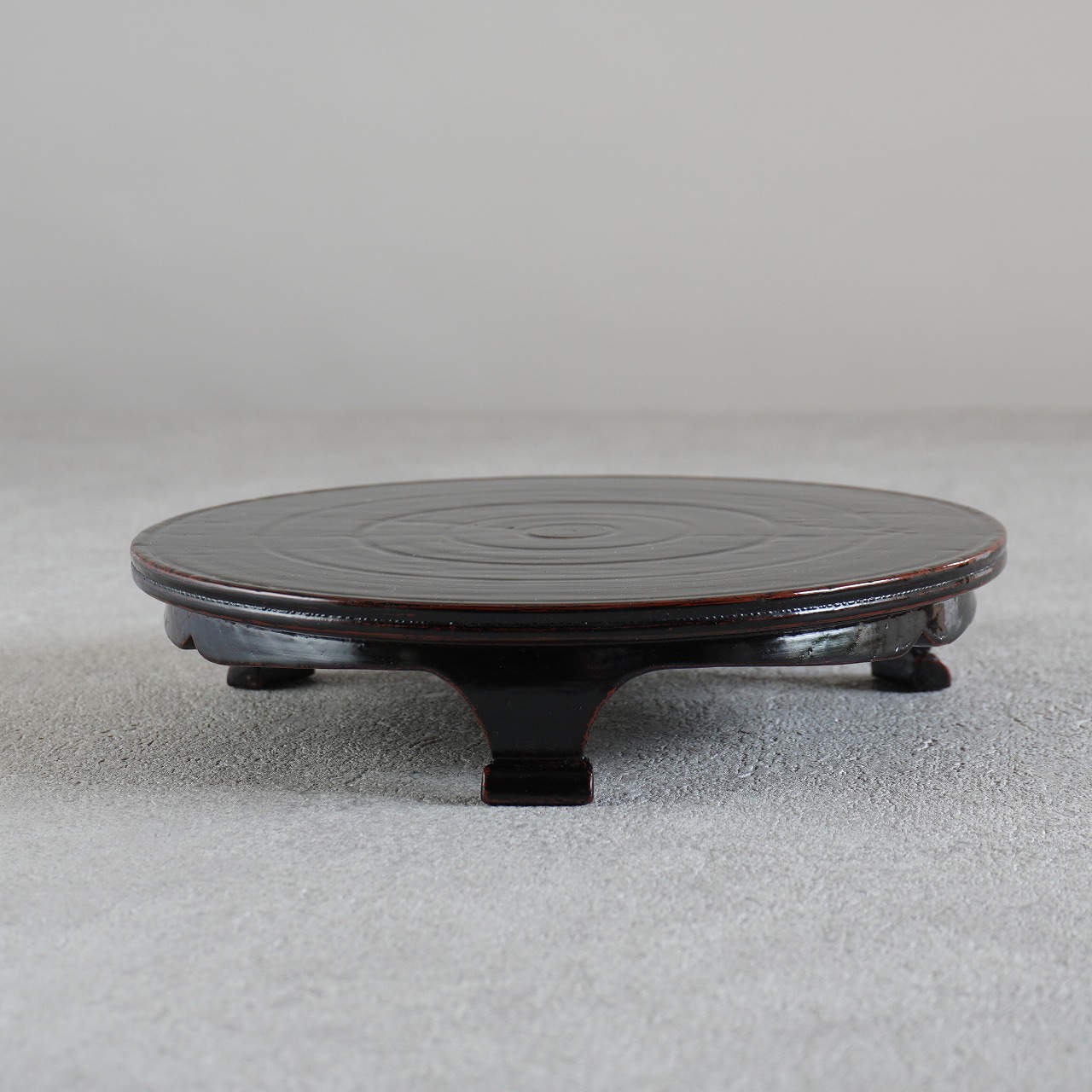 黒根来三つ足盤　6寸（18cm）の画像