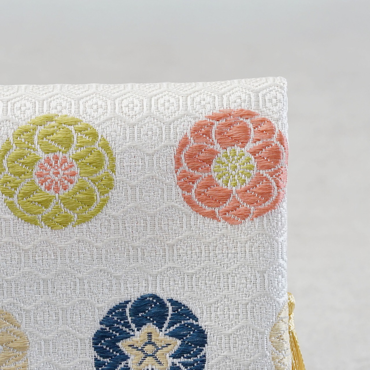 懐紙入れ53　「西陣織」梅華紋亀甲花菱の画像