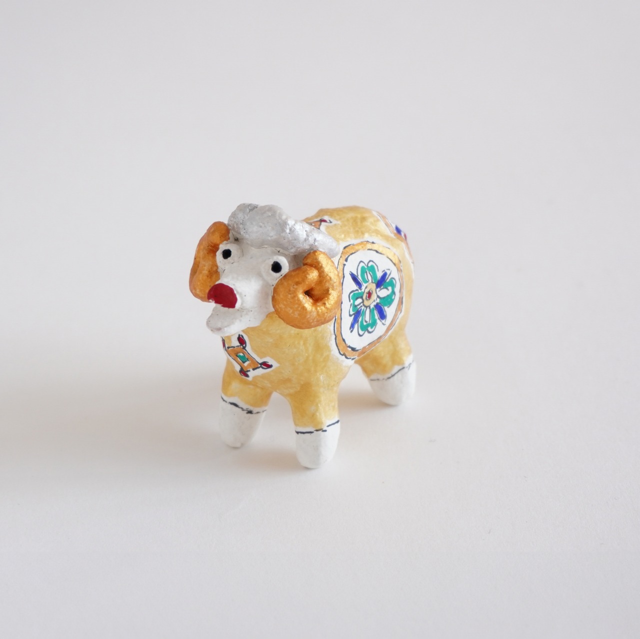 松尾三希子　未オブジェ　金の画像