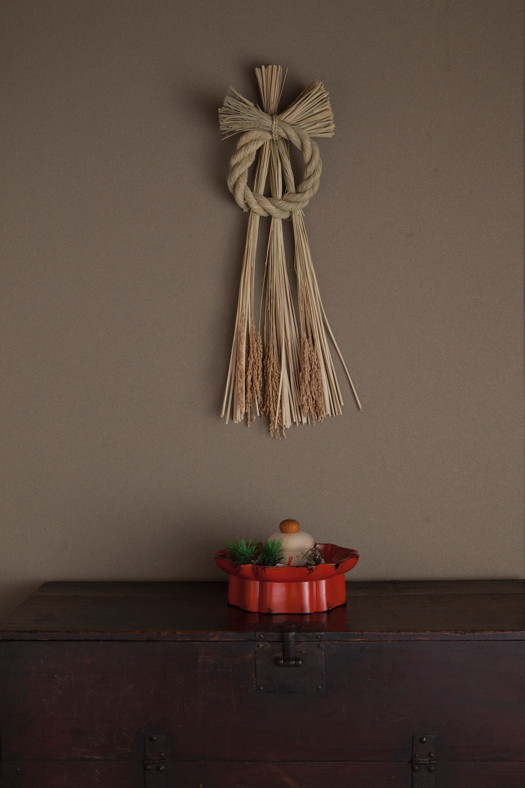 「村瀬治兵衛作　根来輪花盆 　吉祥飾り」の画像