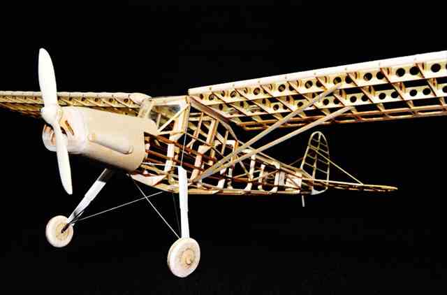 スタジオミド 1/24 バルサフライヤー フィーゼラー・シュトルヒ　組み立てキット BF03の画像