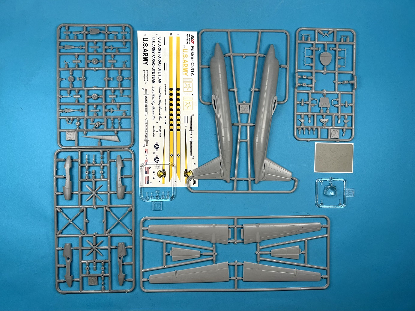 A&Aモデル 1/144 フォッカー C-31A ゴールデンナイツパラシュートチーム 使用機 [F-27-400M バリアント] プラモデル A&Aモデル44106の画像
