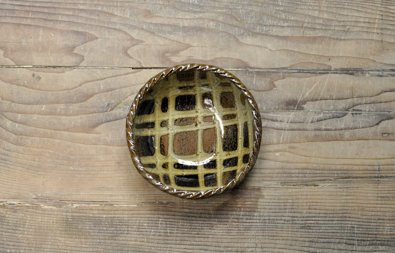 【訳あり】スリップウェア　丸鉢（茶チェック）の画像